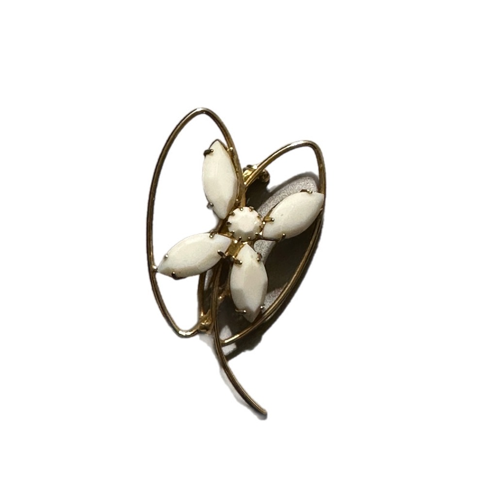 Vintage Gold Tone Flower Brooch Pin White Petals Rhinestone Center Oval Design